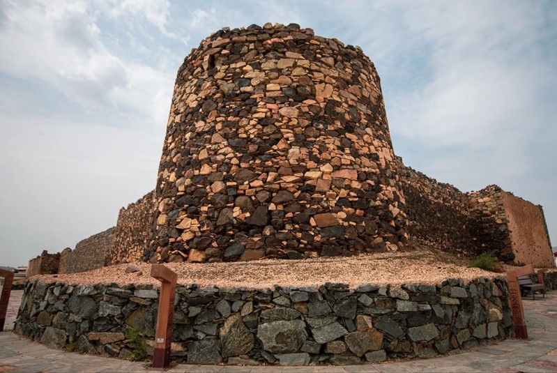 Explore Art Street and Shamsan Castle - Small Group Tour