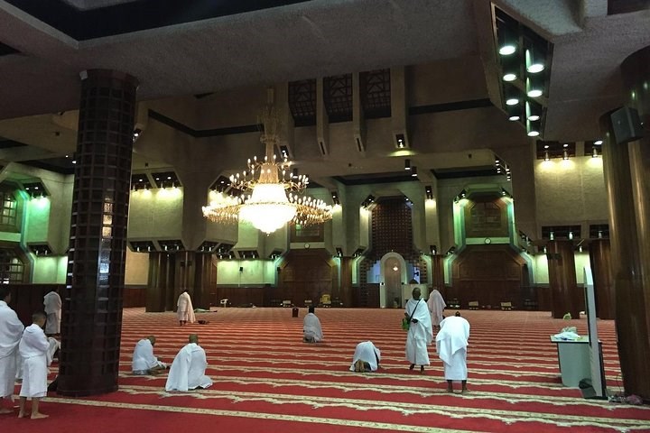 Ihram & Umrah Preparation at Masjid Ayesha – Premium GMC Transfer