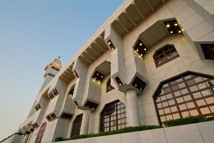 Ihram & Umrah Preparation at Masjid Ayesha – Premium GMC Transfer
